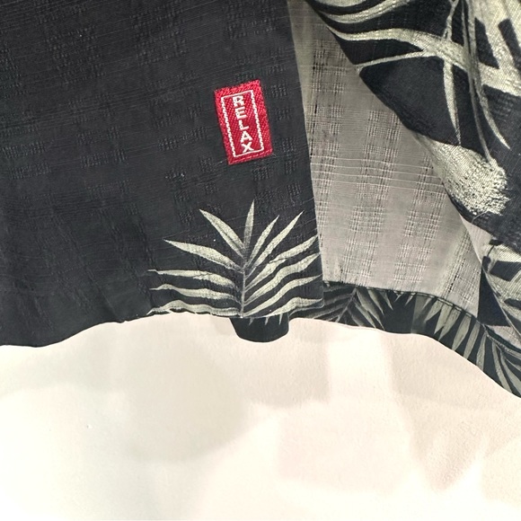 Tommy Bahama Men’s Hawaiian Shirt 100% Silk - Picture 3 of 4